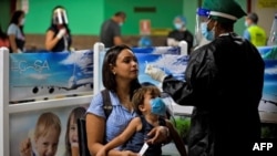 Un chequeo a pasajeros que arriban al Aeropuerto Internacional José Martí. YAMIL LAGE / AFP