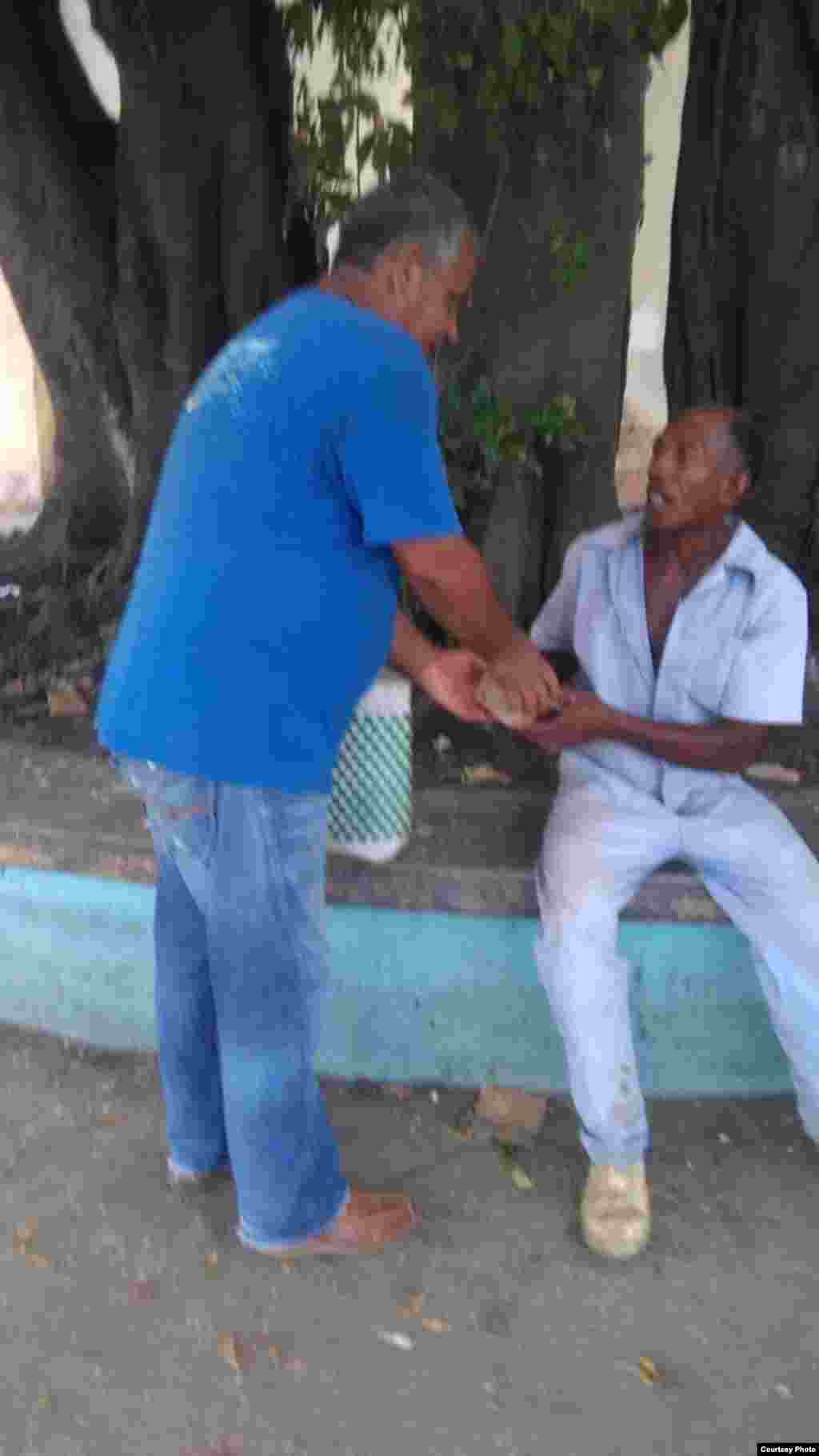 Colaboradores del Proyecto Tondique salen a las calles &nbsp;entregan comida a los necesitados