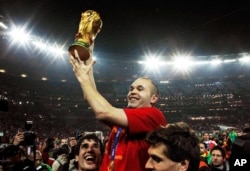 Andrés Iniesta, autor del gol de la victoria de España en el Mundial de 2010 y uno de los jugadores clave que hizo que el tiki-taka del Barcelona prosperara durante tanto tiempo, anunció el martes su retiro del fútbol. (Foto AP/Bernat Armangue, Archivo)