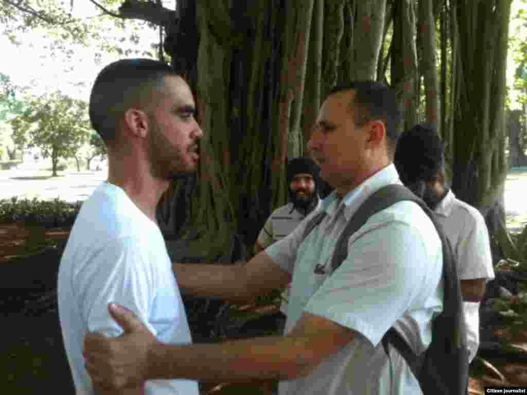 &nbsp;El Sexto en el parque Gandhi, junto al opositor José Daniel Ferrer, el domingo 25 de octubre.