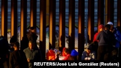 Migrantes en un tramo del muro fronterizo en El Paso, Texas, el 25 de diciembre de 2022. (REUTERS/Jose Luis Gonzalez/Archivo)