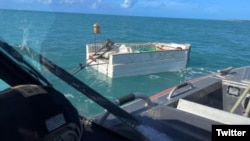 Una balsa interceptada por la Guardia Costera en Marquesas Key. (Foto: Twitter/@USCGSoutheast)