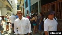 Lemonis camina por una calle de La Habana Vieja. (Captura de video/CNBC)