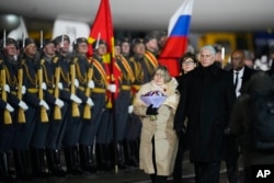 Miguel Díaz-Canel, presidente designado de Cuba y su esposa, Liz Cuesta, a su arribo a Rusia en noviembre de 2022.AP Photo/Alexander Zemlianichenko, Pool