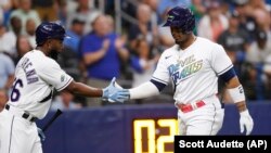 Yandy Díaz y Randy Arozarena celebran jonrón del primero en juego contra los Yankees de New York, en agosto pasado. (AP/Scott Audette)