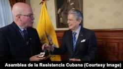 El presidente de Ecuador Guillermo Lasso recibiendo al Dr. Orlando Gutiérrez Boronat, coordinador de la Asamblea de la Resistencia Cubana, en Quito, Ecuador.