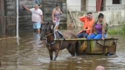 Cubanos enfrentan dificultades para informarse al paso de una tormenta por la isla