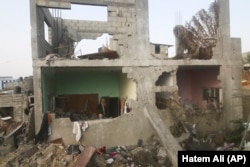 En la imagen, un edificio destruido por un bombardeo israelí sobre la Franja de Gaza, en Rafah, el 24 de octubre de 2023. (AP Foto/Hatem Ali)