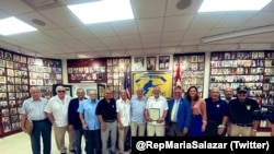 La congresista María Elvira Salazar junto a los miembros de la Brigada 2506. (Foto: @RepMariaSalazar)