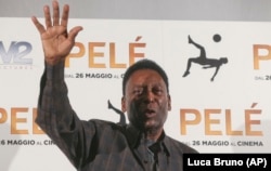 Edson Arantes Do Nascimiento, Pelé, durante una sesión de fotos en Milán, Italia, en 2016. (AP/Luca Bruno)