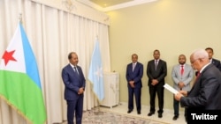 El presidente somalí, Hassan Sheikh Mohamud, recibe las cartas credenciales del embajador de Cuba en Somalia, Juan Manuel Rodríguez. Foto tomada de la cuenta oficial del presidente Mohamud en Twitter, @TheVillaSomalia, el 4 de abril de 2023.