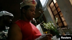 Babalawos cantan durante una ceremonia religiosa en La Habana. (Archivo/REUTERS/Claudia Daut)