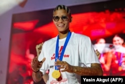 Melissa Vargas luce su medalla de oro en el recibimiento del equipo en el Galataport, en Estambul, el 4 de septiembre. (Yasin Akgul/AFP)