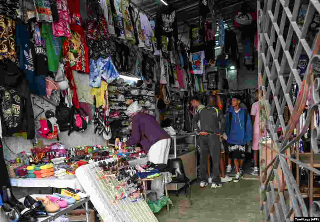 Cubanos compran productos en una tienda privada de ropa y artículos de tocador en La Habana. el 20 de diciembre de 2023.