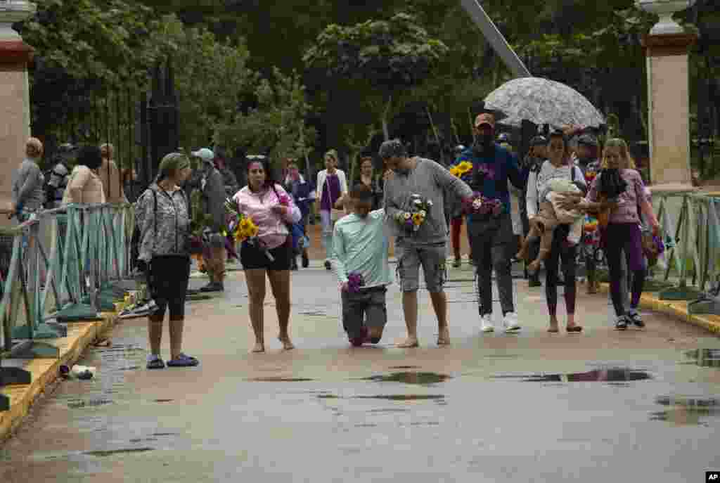 Un hombre camina de rodillas en peregrinación al Rincón de San Lázaro, en La Habana.