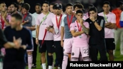 Jugadores del Inter Miami observan la entrega de trofeos al ganador de la Copa Abierta de EEUU, Houston Dynamo, frente al que cayeron 2-1 en la final. (AP/Rebecca Blackwell)