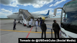 Llegada de cubanos en un vuelo de deportación desde EEUU a Cuba.