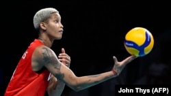 Mellisa Vargas hace el servicio durante la semifinal del EuroVolley femenino, en Bruselas, el 1 de septiembre. (John Thys/AFP)