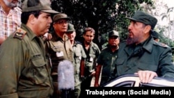 Manuel Menéndez Castellanos (izq.) en Cienfuegos, el 18 de octubre de 1996. (Captura de pantalla/Trabajadores)