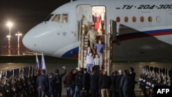 El presidente Vladimir Putin da la bienvenida a ciudadanos rusos liberados en un importante intercambio de prisioneros con Occidente, en el aeropuerto Vnukovo de Moscú, el 1 de agosto de 2024. (Gavriil GRIGOROV/Pool/AFP)