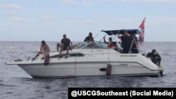 Embarcación con 12 cubanos a bordo interceptada por la Guardia Costera de EEUU en aguas de la Florida. @USCGSoutheast