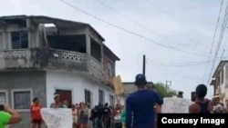 Manifestantes piden justicia mientras acompañan al carro fúnebre.