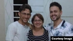 Martha Perdomo y sus hijos encarcelados, Jorge (der.) y Nadir Martín Perdomo.