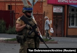 Un soldado de las FFAA ucranianas patrulla el territorio en la ciudad de Sudzha, controlada por el ejército ucraniano, en la región rusa de Kursk, el 16 de agosto de 2024. (REUTERS/Yan Dobronosov/Archivo)