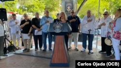 Entonación de los himnos de Estados Unidos y Cuba en la ceremonia por el 63 aniversario de la invasión de Bahía de Cochinos, el 17 de abril de 2024, en la Pequeña Habana, ciudad de Miami. (Imagen de OCB).