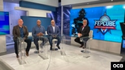 Euclides Rojas, Orlando "El Duque" Hernández y Brayan Peña, del equipo "Patria y Vida", el 5 del enero de 2024, de izquierda a derecha, y el moderador Camilo Loret de Mola, de MEGATV. (Imagen de OCB).