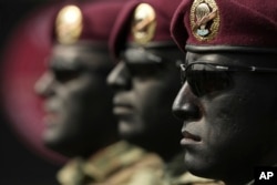 Miembros de las Fuerzas Armadas esperan el inicio del desfile militar anual del Día de la Independencia en la plaza principal de la capital, el Zócalo, en la Ciudad de México.