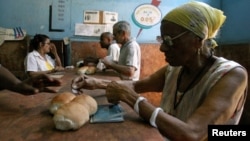 Una anciana compra pan por la libreta de racionamiento en una bodega en La Habana. (REUTERS/Jorge Silva/Archivo)