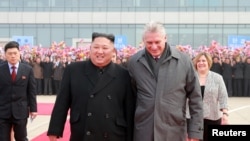 El líder norcoreano Kim Jong Un despide a Miguel Díaz-Canel y su esposa Lis Cuesta en Pyongyang, el 7 de noviembre de 2018. (KCNA vía REUTERS)