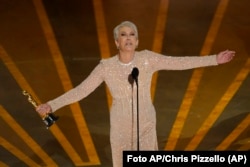 Jamie Lee Curtis recibe el Oscar a mejor actriz de reparto por "Everything Everywhere All at Once".