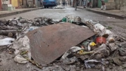 Inundaciones dejan calles de La Habana Vieja cubiertas de fango e insalubridad, mientras los vecinos esperan por la gestión gubernamental.
