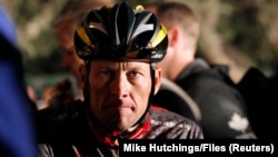 Lance Armstrong, en el tour de Cape Argus, en Cape Town, en 2010. (REUTERS/Mike Hutchings/Files)