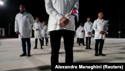 Integrantes de las brigadas médicas cubanos participan en una ceremonia antes de partir al exterior. (Alexandre Meneghini/Reuters/Archivo) 