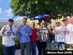 Ramón Saúl Sánchez (segundo de izq. a der.), junto a activistas y amigos, durante la vigilia del miércoles, 5 de julio, frente al Versailles.