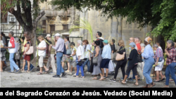 El sacerdote cubano Lester Rafael Zayas Díaz, junto a sus feligreses, en la parroquia Sagrado Corazón de Jesús, en el Vedado.