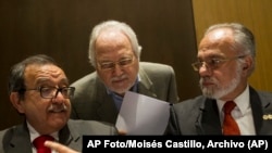 Presidente de la Comisión Interamericana de Derechos Humanos, Francisco Eguiguren (C) conversa con sus colegas Luis Vargas (I) y Jesús Orozco, antes de conferencia de prensa en Ciudad de Guatemala, 04/08/2017. (AP Foto/Moisés Castillo, Archivo)