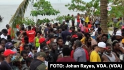 Migrantes en la localidad colombiana de Necoclí. FOTO: Johan Reyes, VOA.