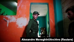 Un estudiante vestido de militar durante una representación teatral en una escuela primaria de San Antonio de los Baños, Cuba. (Reuters/Alexandre Meneghini/Archivo)