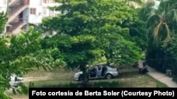 Policía política monta guardia frente a edificio donde se encuentran Berta Soler y Ángel Moya en Alamar (Foto cortesía de Berta Soler)