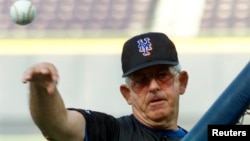 El entrenador de tercera base de los Mets de Nueva York, Cookie Rojas, lanza práctica de bateo durante el entrenamiento del equipo en Turner Field, en 1999. (Reuters/Archivo)