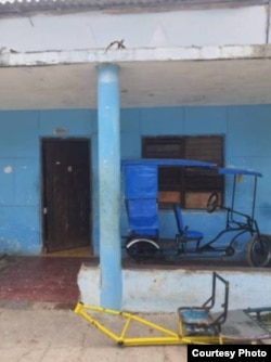 Foto de la vivienda y del bicitaxi de Luis Miguel Alarcón Martínez. (Cortesía de Yeris Curbelo)