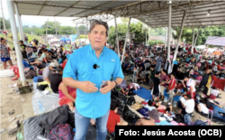 El reportero de Martí Noticias, Ricardo Quintana, en el domo de Huixtla, donde acampan más de 8 mil inmigrantes a la espera de documentos de INM