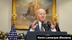 El presidente de EEUU, Joe Biden, pronuncia comentarios sobre la ayuda a Ucrania desde la Casa Blanca en Washington, el 6 de diciembre de 2023. REUTERS/Kevin Lamarque