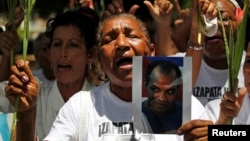 Reina Tamayo, madre del disidente cubano Orlando Zapata Tamayo, en una marcha de las Damas de Blanco, en La Habana el 20 de junio de 2010. REUTERS/Desmond Boylan