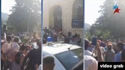 Protesta frente a la estación de policía en el poblado de El Cobre, en Santiago de Cuba, tras la detención de varios manifestantes de una protesta pacífica en marzo de 2024.