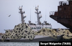 Barcos capturados de las Fuerzas Navales de Ucrania Nikopol y Berdyansk (de izquierda a derecha) estacionados en el área de agua de la gestión fronteriza del FSB de Rusia. Kerch, 25 de noviembre de 2018.